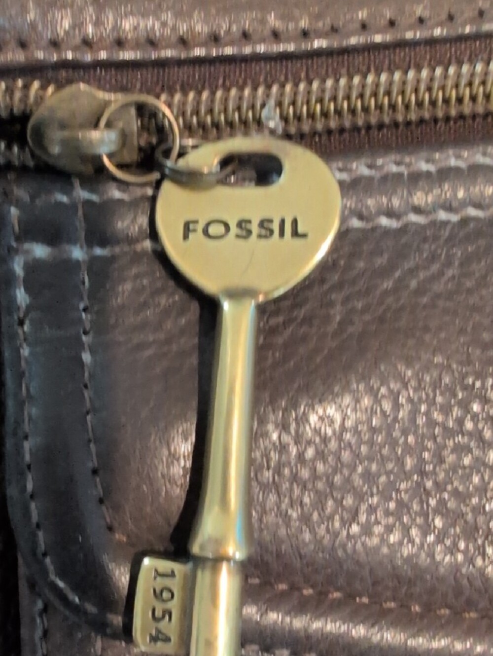 Vintage 1945 Fossil Brown Pebbled Leather Crossbody With A 1945 Brass Key - Picture 2 of 13